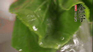 小青菜從根部掰開，分別洗凈。