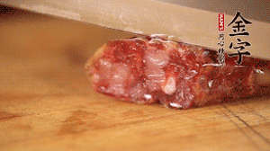 金字土香腸斜切成片。