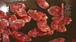 鍋中油7成熱時，，先放香腸煸香，再放荷蘭豆、小玉米均勻翻炒。（可淋點料酒或清水讓香腸口感軟一些）