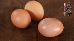 雞蛋加鹽打散1分鐘。