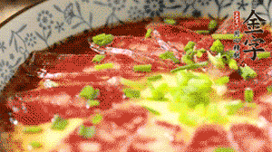 出鍋前淋上少許生抽、香油調(diào)味，撒上蔥花就可以了。