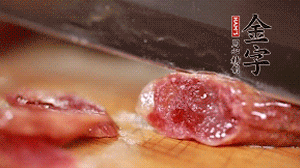 金字香腸蒸或煮至7成熟，切成片備用。