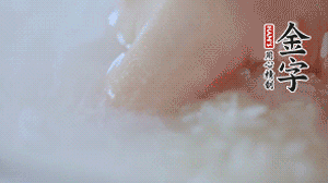 砂鍋內(nèi)壁涂抹一層食用油，將洗凈后的大米放入，米與水比例為1：1.5。