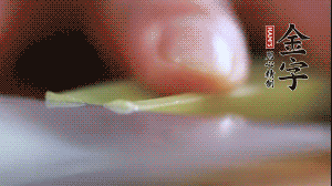 西芹改刀切成菱形。