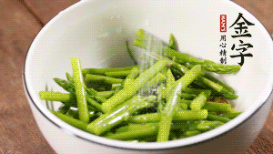 將調(diào)料放入準(zhǔn)備好的食材中，攪拌均勻。