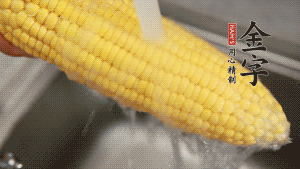 蓮藕切塊、玉米切段、荸薺削皮。