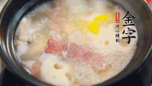 出鍋前加適量鹽調(diào)味，撒香菜點(diǎn)綴就可以啦。