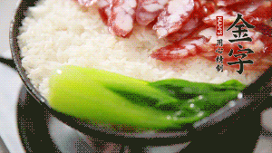 5分鐘后，在鍋邊用勺子淋一圈少少的油。打雞蛋，放青菜，把調(diào)好的醬汁倒入。（在米飯周圍用小勺沿著鍋邊淋上一圈油，是為了吃到地道的鍋巴。這個過程可以稍微轉(zhuǎn)動下鍋，使四壁受熱均勻。）