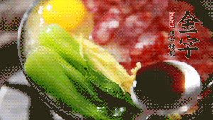 小火繼續(xù)燜，聞到米飯焦香關(guān)火繼續(xù)燜2分鐘。（微微的火力讓米飯和香腸融為一體，滋味互相滲透，又不至于讓米飯成熟太快而導(dǎo)致煳底。）