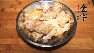 筍干冷水泡發(fā)至軟，切成小段，生姜切成片備用。