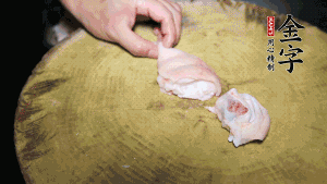 新鮮豬蹄切成塊狀，冷水入鍋，加姜片、黃酒汆燙3分鐘，出鍋后洗凈。（要先將豬蹄的蹄甲和毛處理干凈，如果有毛扎扎的感覺，非常影響口感。大火燒開后，撇去血沫，要多撇幾遍至干凈，這樣才可使湯色更鮮亮、清淡不油膩。）