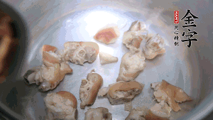 將汆燙好的豬蹄塊、蹄片 、筍段、姜片放入鍋中，放黃酒調味。