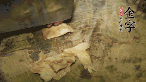 加適量溫水淹沒食材，大火燉至水沸后再小火慢燉1小時，出鍋前10分鐘加枸杞。（焯過水后的豬蹄不應再用涼水，用溫水燉煮更容易軟爛。也可以用高壓鍋或者有煲湯功能的電飯煲，省時又便于入味。）