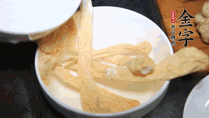 竹蓀淡鹽水泡發(fā)后，剪去菌蓋頭（封閉的一端），切成小段。生姜切片，蔥切段備用。