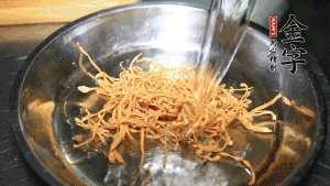 蟲草花用涼水浸泡10分鐘，干香菇溫水泡發(fā)至軟去蒂備用。蓮子、紅棗也可一同清洗干凈。