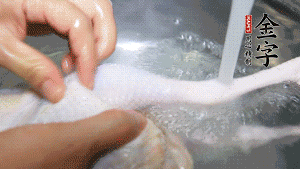 土雞處理干凈。（如果買不到土雞，一般的雞也是可以的，不過需要汆水。溫水下鍋汆燙7分鐘左右，汆燙時需要適時翻動。汆燙雞肉是為了去掉生腥味，也是一次徹底清潔的過程，可以使燉出的湯清爽而不渾濁，鮮香而無異味）