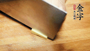 將雞、生姜片、火腿片放入砂鍋中，注入清水淹沒雞身。（燉湯最適宜冷水下鍋，隨著水溫的慢慢升高，原料會充分釋放出營養(yǎng)。）