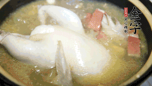 煮沸時加入蟲草花、香菇、紅棗，以料酒調味繼續(xù)小火燉煮1小時左右。