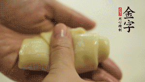 【包月餅】1．面劑兩頭向中間捏緊， 把光滑一面向下，按扁后搟成圓形面皮。餡料放在面皮中心，把餡料包緊，捏緊收口。