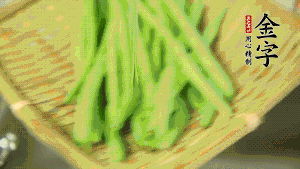 挑選脆嫩的四季豆，清洗干凈后，去掉兩端的頭和兩側(cè)的老筋，從中間掰成兩段。