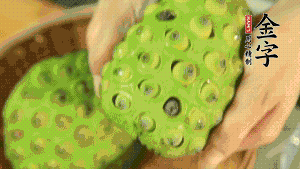 從蓮蓬中取出新鮮蓮子，剝?nèi)ネ鈿ず?，再小心剝?nèi)グ咨∧ぁ＃▌兊舭咨∧さ纳徸涌诟猩蠒?，入口更顯清甜）