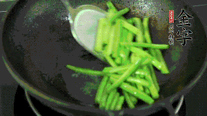 鍋中倒油，油溫7成熱時，放入四季豆煸炒至變色，然后放入香腸均勻翻炒，加少許清水燜煮1分鐘。