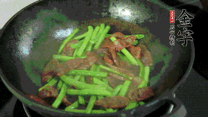 然后再加入鮮蓮子一起翻炒，至熟后加少許鹽調(diào)味就可以了。