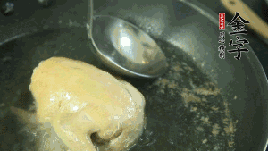 鴿子去毛和內(nèi)臟，處理干凈。大火燒開鍋中的水，放入鴿子汆燙3分鐘，撇清血沫，撈出備用。（為了保證湯色純正，肉類在煲制前要先去除殘留的血水，煲湯時一定要冷水下鍋，這樣肉里的蛋白質(zhì)才可以充分地溶解到湯里，湯的味道才會鮮美。）