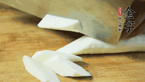 生姜刮去皮切成片，山藥去皮洗凈切成小塊備用。（山藥建議選擇軟糯的鐵棍山藥，口感上更好喲~）