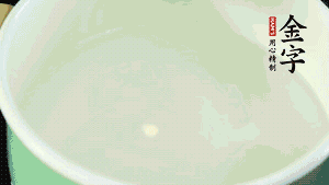 鍋中盛涼水，放入汆燙好的鴿子、火腿片、生姜片。