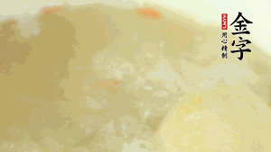 然后再放紅棗、枸杞，調(diào)和湯品味道，小火燉煮1小時。