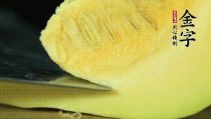 胡蘿卜切滾刀塊，小南瓜取一半去籽去皮切塊備用。