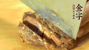 金字鹵牛肉切成小塊。