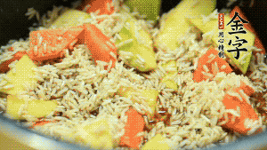 加入切好的胡蘿卜塊和南瓜塊、鹵牛肉塊攪拌均勻。放入電飯煲，按“煮飯模式”。