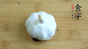 大蒜切成蒜末。（先把大蒜拍扁后，再切碎會(huì)容易很多。）