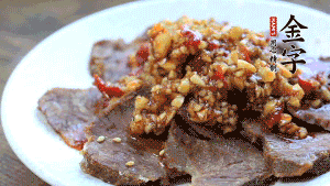 最后把醬汁淋到牛肉上即可，撒上芝麻、香菜。也可以把牛肉和醬汁攪拌均勻，讓牛肉與醬汁更加入味。