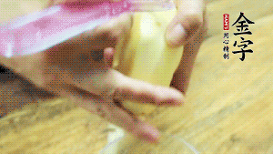 將食材洗凈，茄子、土豆切滾刀塊。