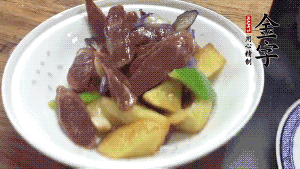 加少量生抽、鹽、糖、雞精調(diào)味，炒熟出鍋即可。