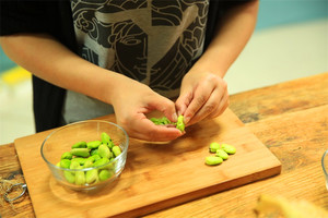 蠶豆剝除外殼，剩下嫩嫩的蠶豆。