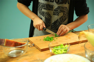 當(dāng)然，如果你愛吃蔥，可以切點蔥花加入。