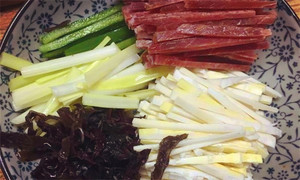 黑木耳泡發(fā)，黑木耳、韭黃、雷筍、青椒切成絲。