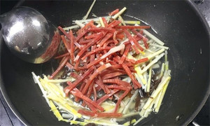 火腿絲、筍絲、黑木耳絲汆水后，瀝干。