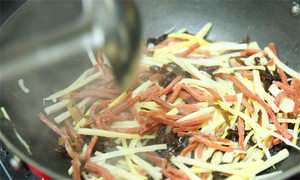 起油鍋，蒜茸煸香，倒入所有食材，加料酒翻炒至熟即可。