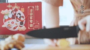 將處理好的老鴨放入冷水鍋中，丟入姜片，冷水煮沸去腥。