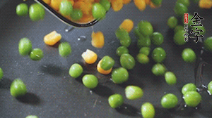 鍋7成熱時，下豌豆、玉米翻炒，再依次放醬肉、洋蔥碎、木耳碎。