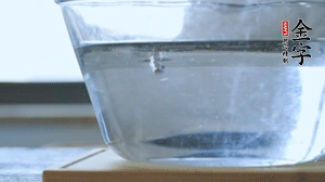 紅豆提前浸泡備用。