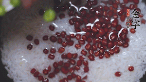 將炒好的食材和大米、紅豆一起放進電飯鍋煮。