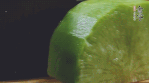 青蘿卜去皮切小塊。