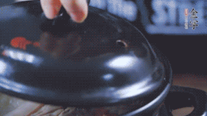 大火煮沸后，小火慢燉1～1.5個(gè)小時(shí)。