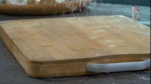 【面皮】3.案板撒點糯米粉，將面團搓成均勻的小團子。